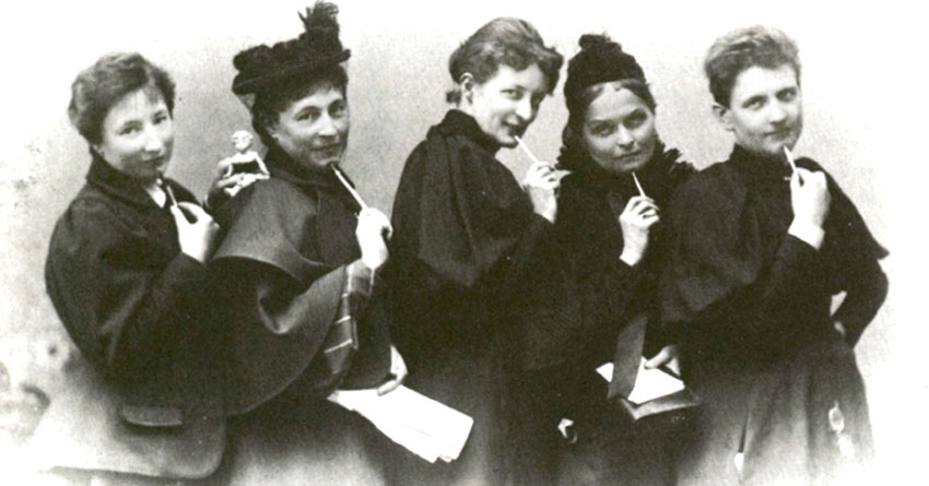 Fünf Mitglieder vom Verein für Frauenstimmrecht, Foto: Wikimedia, public domain