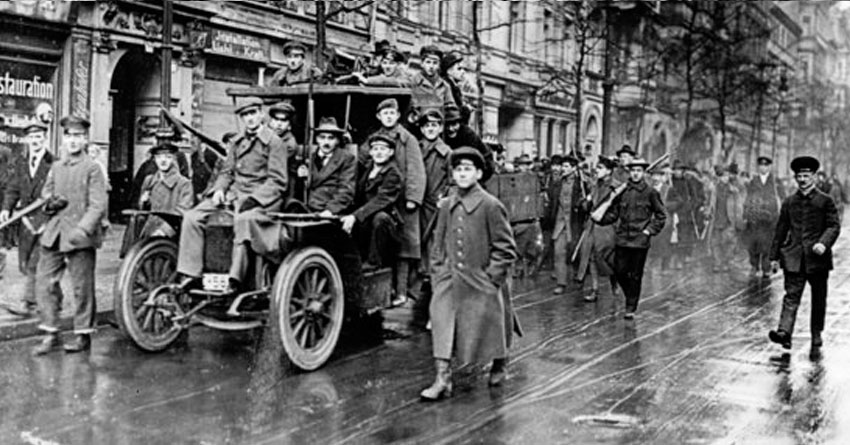 Revolutionäre Matrosen und Arbeiter in Berlin während der Straßenkämpfe im Januar 1919, Foto: picture alliance / ZB
