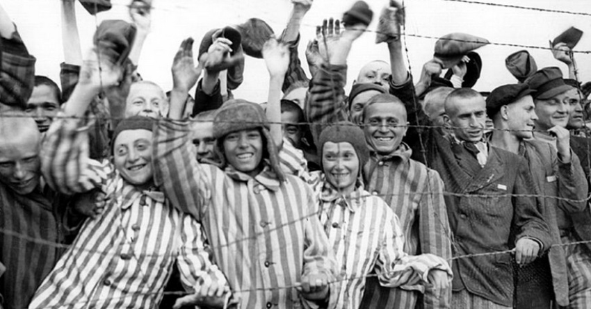 Häftlinge nach der Befreiung des Konzentrationslagers Dachau am 29. April 1945, wikipedia.org, public domain