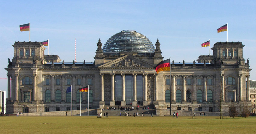 Das Reichstagsgebäude als Plenarsaal-Gebäude für den Deutschen Bundestag am Platz der Republik in Berlin