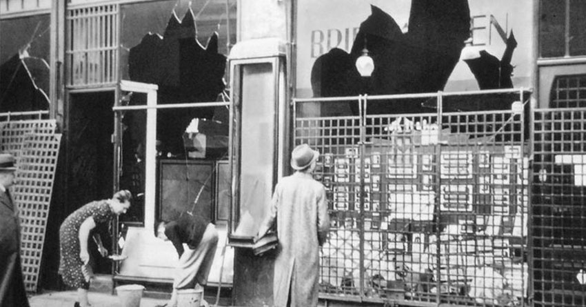 A Berlin-Tieregarten, le 10 novembre 1938, dans la Potsdamer Strasse, les commercants juifs enlèvent les traces du pogrom de la nuit.